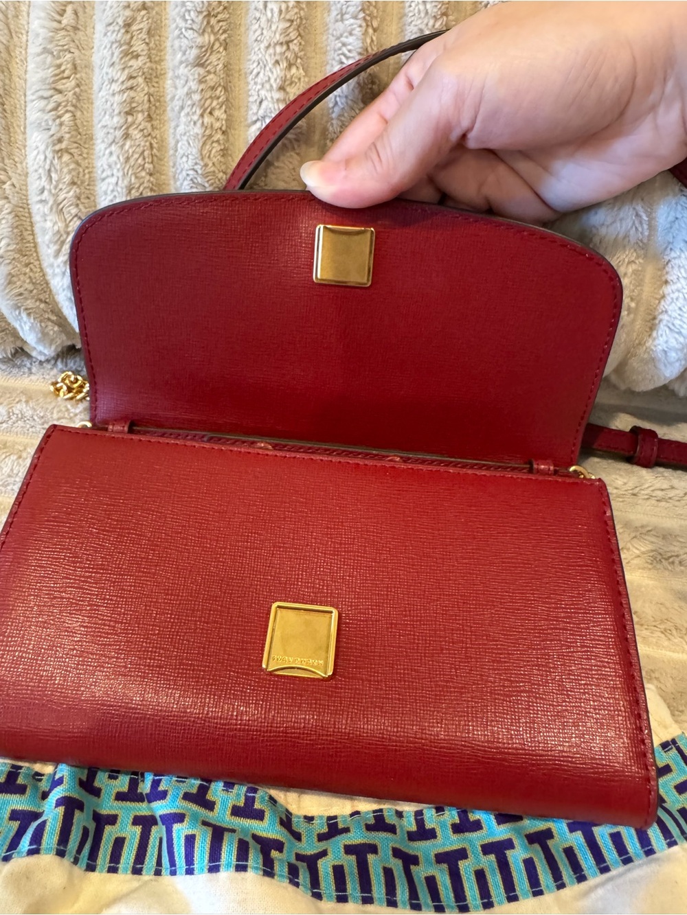 Tory Burch Red Leather Chain-Trim Clutch with Gold Logo - Picture 4 of 7
